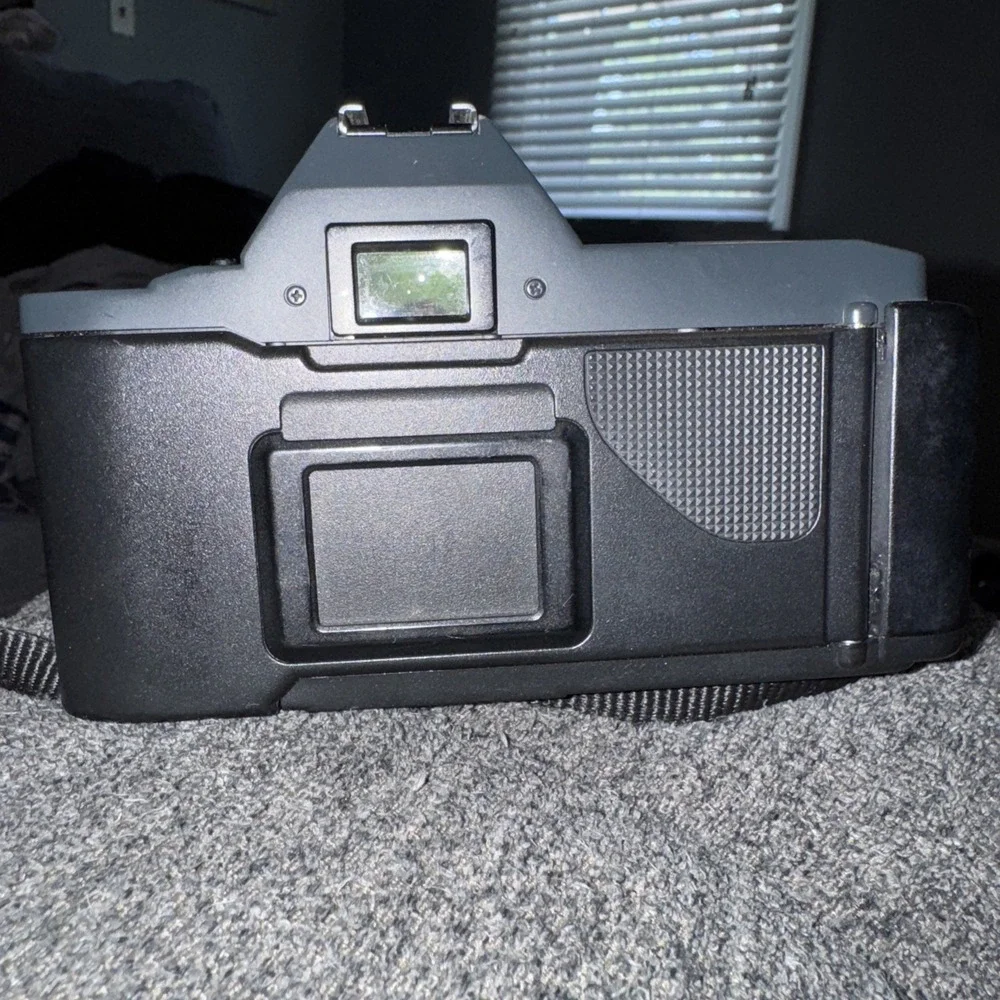 Canon T70 35mm Film Camera W/ Quantary f =‎ 28-70mm 1:3.5-4.5 MC Auto Zoom Lens